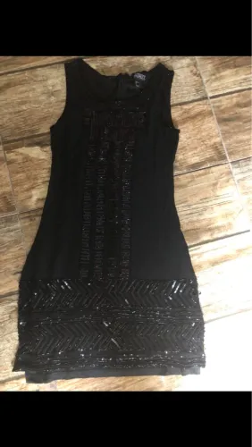 Vestido Preto com Detalhes em Paetê e Bordados