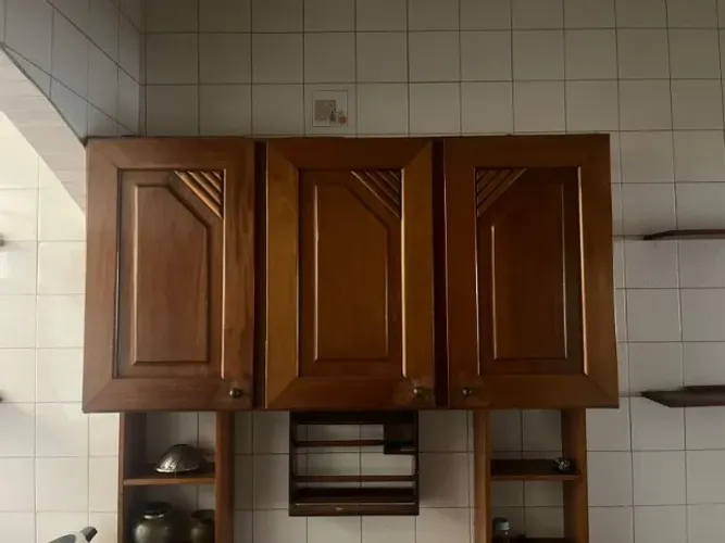 Armário de cozinha de madeira antigo