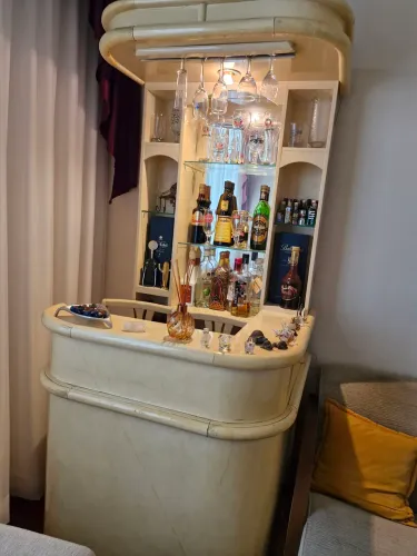 Barzinho espelhado com prateleiras de vidro , acompanha 2 bancos altos <br>