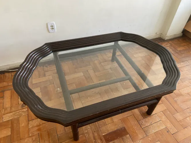 Mesa de centro elegante em madeira e vidro