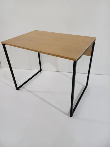 Mesa de Escritório Moderna com Estrutura em Metal