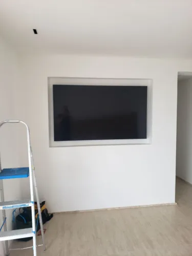 Instalação de tv em suporte