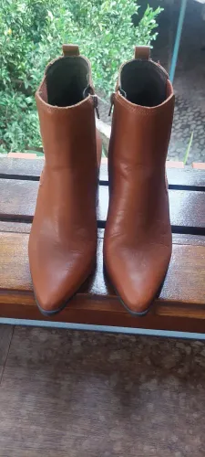 Botas de couro marrom