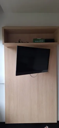 Painel para TV com nicho para aparelhos