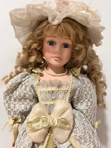 Boneca de porcelana vitoriana 
