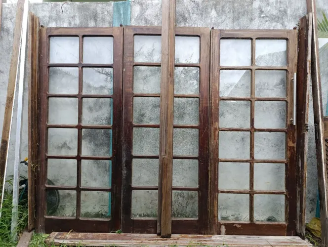 Portas de Madeira com Vidro e um Visor