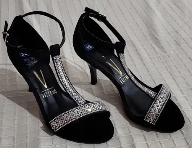 Sandália com strass. Tam 35