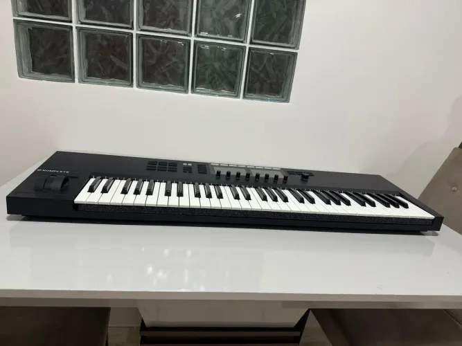 Native Instruments Komplete Kontrol S61 MK2 - excelente estado + caixa original