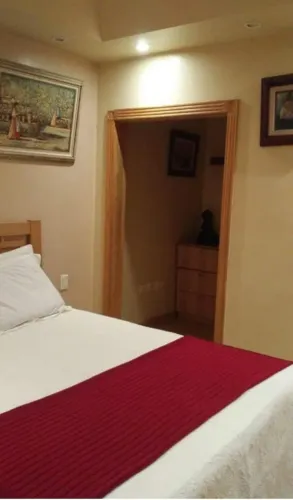 Alugo quarto para moças