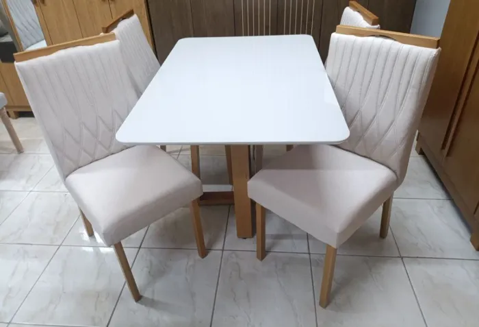 Mesa de jantar em madeira cadeiras no linho promo