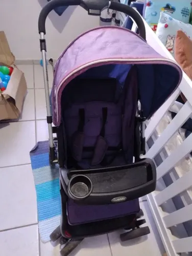 Carrinho de bebê com bebê conforto