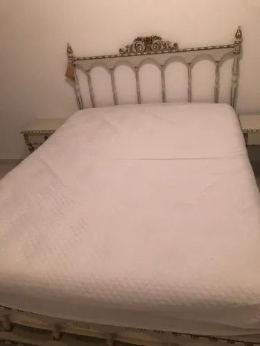 Cama de casal com cabeceira clássica