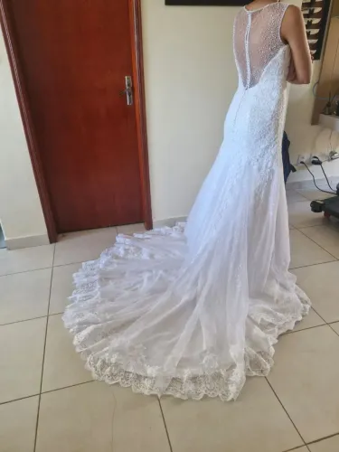 Vestido de noiva comprado mais não usado.