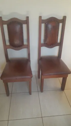  2 Cadeira  retro  , madeira  e cou macissa  antiga. 