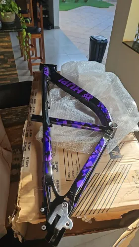 Quadro hupi naja 2025 roxo