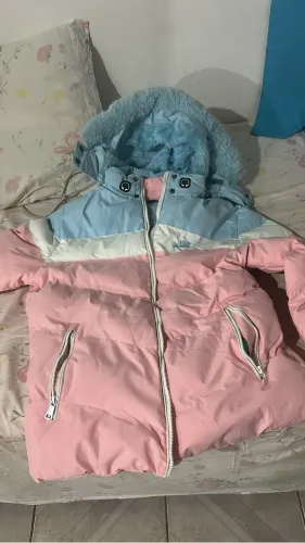 Jaqueta Puffer Bobojaco Feminina Color Block Rosa/Azul com Capuz de Pelo