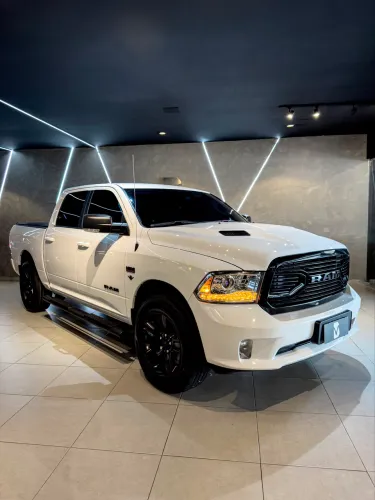 Ram Classic Laramie Night Edition 5.7 V8 16V Gasolina 4X4 Aut. 2022