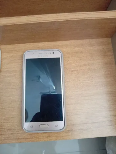 Celular j5 16GB dourado 