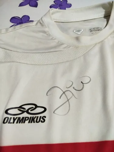 Camisa do Flamengo autografada pelo Zico.