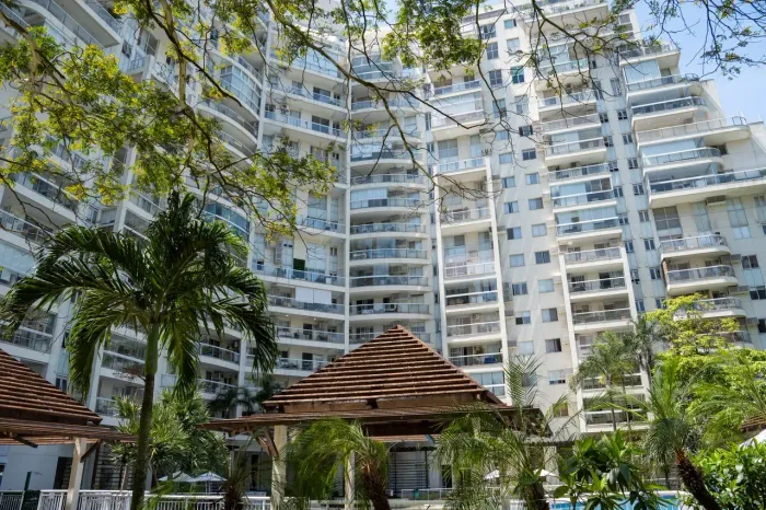 Aluguel na Barra da Tijuca: Loft Duplex Moderno de 70m² com Pé-Direito Duplo e 1 Quarto