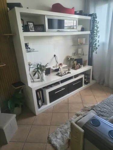 Estante com muitas divisórias, 2 gavetões e 1 armários 