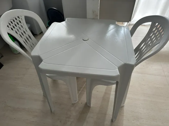 Mesa plástica Tramontina com 2 cadeiras 