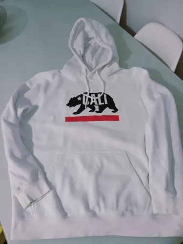 Vendo essa camisa de frio ..Masculino veste M usada em boas condições tem uma manchinha