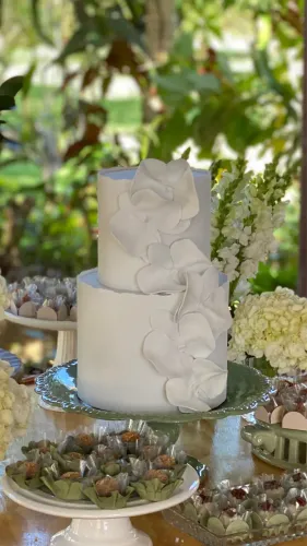 Bolo decorativo para festas e eventos