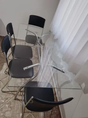 Vende-se mesa de vidro com 04 cadeiras