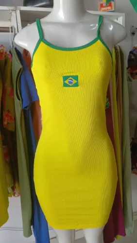 Vestidos e camisetas