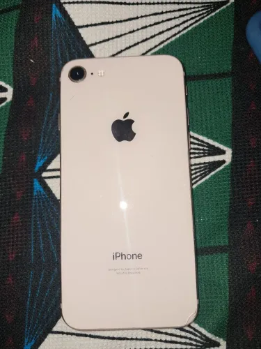 Vendo iphone 8 tudo bom só tem alguns detalhes na tela mas não impede o funcionamento 