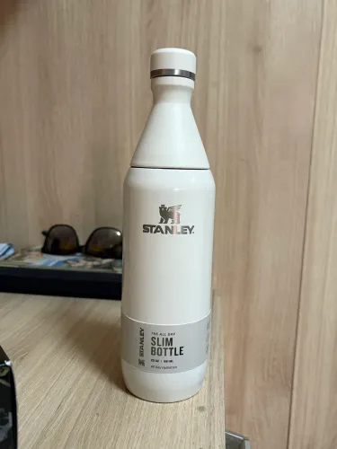 Garrafa térmica Stanley modelo Slim Bottle, 591 ML, nova e importada 