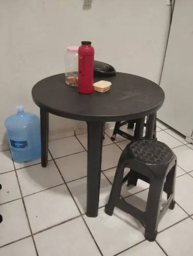 Mesa de praia com 4 banquetas