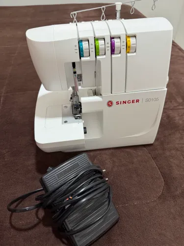 Máquina Overlock Singer S0105