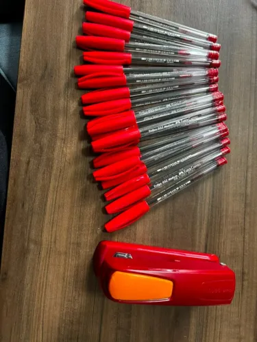 Kit Caneta Vermelha e 2 grampeadores