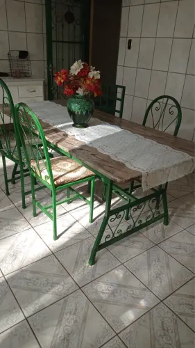 Mesa de ferro tampo de mármore 5 cadeiras inclusas