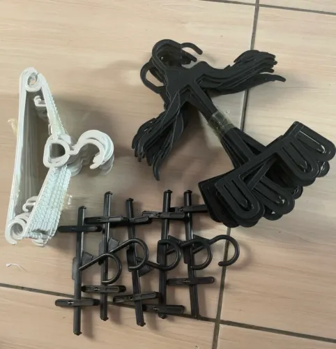 Vende-se 500 cabides infantil.
