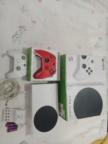 Xbox Series S com dois controles e baterias recarregável