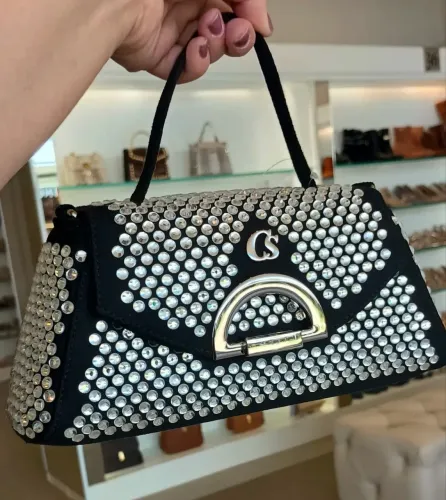 Bolsa Carmen Steffens cravejada em cristais, nova na etiqueta 