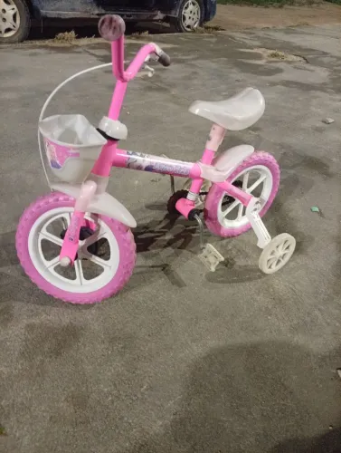 Vendo bicicleta infantil menina conservada 
