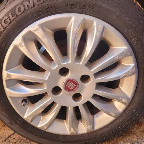 Vendo rodas aro 15 com pneus 8/10 !  Também troco por rodas aro 17 