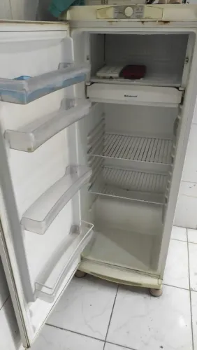 Vendo uma geladeira continental 270 litros