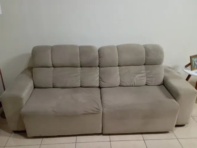 Vendo sofá retrátil 3 lugares, 2,20 M, na cor beige, usado bom estado.