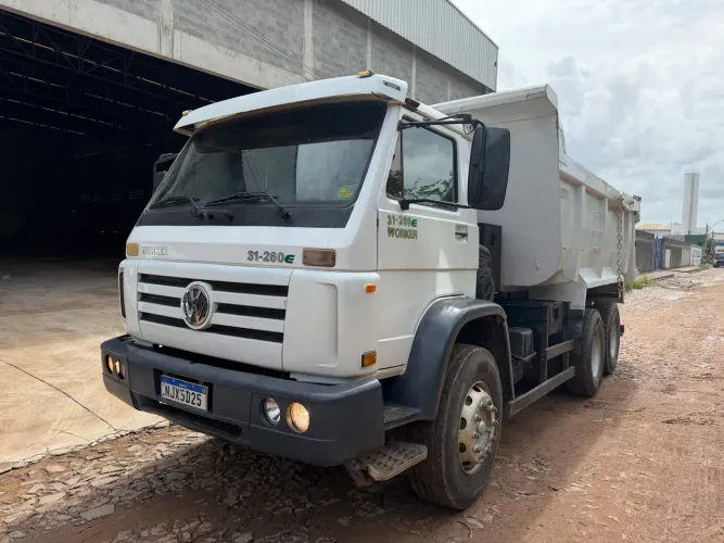 Caminhão Vw 31.260 basculante traçado (6x4). EXTRA