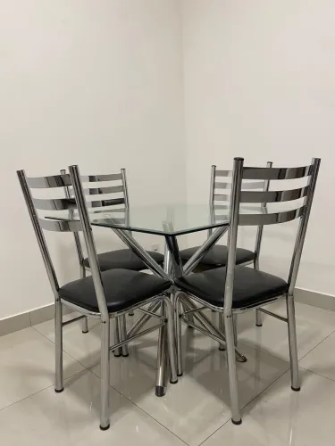 Mesa com tampo de vidro, com 4 cadeiras.