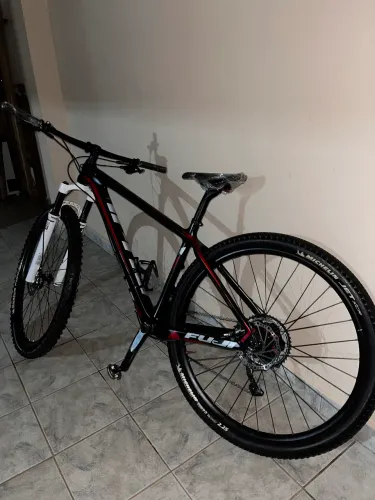 Bicicleta Fuji Mountain Bike aro 29 Carbono