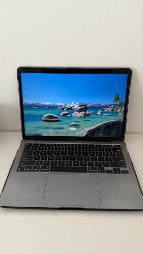 MacBook Air M1 2020 (8GB/256GB) - Estado de Novo + Capa e Cabo Original