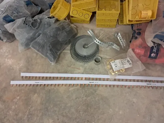 Materiais de elétrica (restos de obra)