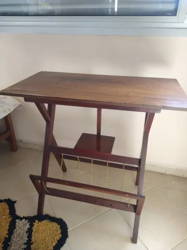 Peça de antiguidade, mesa de apoio em madeira giratória com livreiro anos 60. 