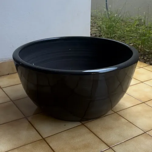 Bacia automotiva preta